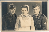 Portrait Soldat vom Infanterie Reg. 5 mit Totenkopf am Schiffchen Krankenschwester und Panzermann der Wehrmacht
