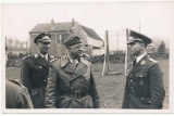 Ritterkreuzträger der Luftwaffe - 2 Fotos General bei einer Piloten Besichtigung