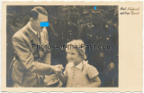 Adolf Hitler mit kleinem Mädchen - Des Führers gütige Hand - Foto Ansichtskarte Hoffmann