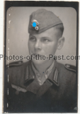 Paß Portrait Soldat der Wehrmacht mit einem SS Totenkopf auf dem Heeresschiffchen !