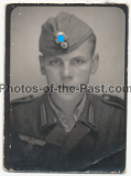 Paß Portrait Soldat der Wehrmacht mit einem SS Totenkopf auf dem Heeresschiffchen !