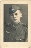 Portrait Soldat der Wehrmacht mit einem SS Totenkopf auf dem Heeresschiffchen !
