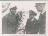 Ritterkreuzträger der Kriegsmarine - U Boot Kommandant Reinhard „Teddy“ Suhren U 564 begrüßt einen U Boot Kommandanten nach der Feindfahrt im Hafen