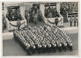 Marine Ehrenkompanie marschiert bei Parade vor Adolf Hitler in Berlin