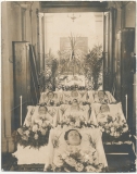 Toter Mann und 7 tote Kinder in einer Kirche nach einem englischen Gasangriff in Ypern Belgien im 1. Weltkrieg