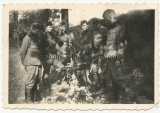 Waffen SS Männer der Leibstandarte Adolf Hitler an einem Soldaten Grab