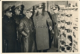 Reichspropagandaleiter Joseph Goebbels mit Generälen an Funktechnischem Gerät im Führerhauptquartier Wolfschanze bei Rastenburg