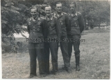 Ritterkreuzträger der Luftwaffe - Leutnant eines Stuka Geschwaders mit Kameraden