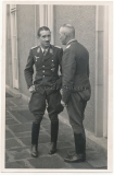 Ritterkreuzträger der Luftwaffe - Jagdflieger Adolf Galland im Gespräch mit einem Offizier