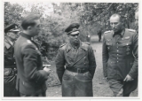 Kommandeur der 21. Panzer Division Generalmajor Edgar Feuchtinger im Gespräch mit Generalfeldmarschall Erwin Rommel in Billy Frankreich 1944 Deutsches Kreuz in Gold Träger
