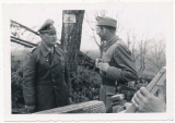 Ritterkreuzträger des Heeres - General der Panzertruppe Fridolin von Senger und Etterlin im Gespräch mit Offizier vom XIV. Panzerkorps in Frankreich 1944