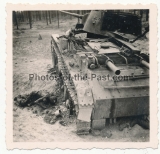 Verbrannter russischer Panzerfahrer neben BT-7 Panzer Wrack an der Ostfront 1941