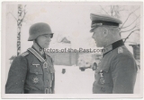 Ritterkreuzträger des Heeres - Generalleutnant Paul Völkers Kommandeur der 78. Infanterie Division bei der Verleihung der hohen Auszeichnung an Oberstleutnant Ernst Kaether