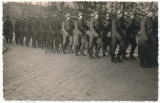 Angehörige der Waffen SS Totenkopf Standarte marschieren