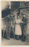 Verwundeteter Waffen SS Unterscharführer mit Krankenschwester und einem Kameraden vom Heer