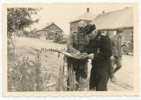 Ritterkreuzträger des Heeres - Oberstleutnant des Heeres mit der hohen Auszeichnung bei Lagebesprechung mit Oberstleutnant der Panzertruppe im Osten