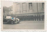Der Führer Adolf Hitler im Mercedes Benz PKW vor angetretenen SS Männern am Straßenrand