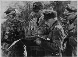 Ritterkreuzträger General der Luftwaffe in Tarnuniform mit Stabs Offizieren - Pressefoto Propaganda Kompanie