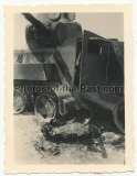 Verbrannter russischer Soldat vor BA-20 Panzerwagen Wrack an der Ostfront 1941