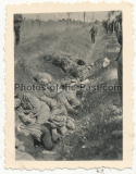 Tote russische Soldaten in einem Straßengraben an der Ostfront