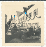 Der Führer Adolf Hitler mit Sepp Dietrich und weiteren Angehörigen der Leibstandarte im Mercedes Benz PKW