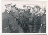 6 Fotos Generalfeldmarschall Hermann Göring bei Flugzeugführern vom Stuka Geschwader 77 - Ritterkreuzträger - Ärmelband Jagdgeschwader Richthofen
