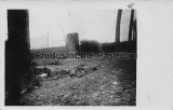 Tote Soldaten am Parkeingang zum Schloß Zillebeke Belgien im Mai 1915