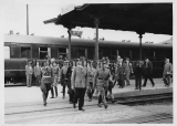 Der Führer Adolf Hitler vor seinem Sonderzug am Bahnhof von Bayreuth