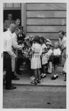 Der Führer Adolf Hitler bekommt Blumen von Kindern bei den Festspielen in Bayreuth