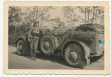 Soldat der Waffen SS am Kübelwagen PKW mit SS Kennzeichen