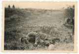 Toter russischer Soldat neben einer Feldkabeltrommel an der Ostfront 1941