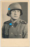 Portrait Angehöriger der Waffen SS Leibstandarte Adolf Hitler mit Stahlhelm