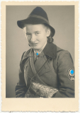 Portrait Arbeitsmaid mit Brosche Hut und Uniformjacke