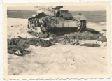 Tote russische Soldaten an einem T-26 Panzer Wrack im Winter an der Ostfront