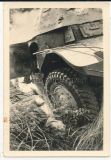 Toter französischer Soldat neben einem Panhard Panzerwagen an der Westfront 1940