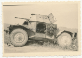 Toter französischer Soldat in einem Panhard Panzerwagen an der Westfront 1940