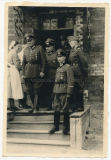 Ritterkreuzträger des Heeres - Generalfeldmarschall Ernst Busch mit Ritterkreuz und Pour le Merite vor einem Lazarett
