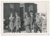Ritterkreuzträger der Luftwaffe - Adolf Galland mit Piloten vom Jagdgeschwader 3 Udet