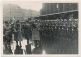 Der Führer Adolf Hitler bei einer Parade der Wehrmacht