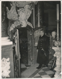 Der ungarische Reichsverweser Admiral Horthy mit dem Kommandant von Potsdam Oberst Hartmann in der Garnisionskirche 1938