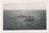 Tote Soldaten auf einem Feld im Osten 1941