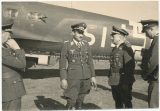 Ritterkreuzträger der Luftwaffe - Jagdflieger Pilot Adolf Galland vor einem Heinkel He 111 Flugzeug