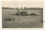 Tote russische Soldaten an einem LKW Wrack an der Ostfront 1941