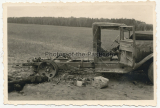 Tote russische Soldaten an einem LKW Wrack an der Ostfront 1941