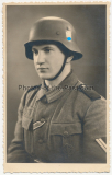 Stahlhelm Portrait Soldat der Wehrmacht mit M 40 Helm und SA Sportabzeichen - Foto Atelier Utrecht Holland