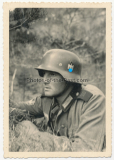 Foto Gebirgsjäger der Wehrmacht mit M 40 Stahlhelm im Gelände - Gebirgs-Jäger-Regiment 100