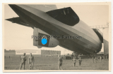 Luftschiff Zeppelin wird in einen Hangar gezogen