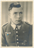 Portrait Feldwebel der Wehrmacht mit HJ Scharfschützenabzeichen EK I und Verwundetenabzeichen - Atelier Halberstadt