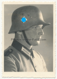 Stahlhelm Portrait Soldat der Reichswehr mit M 18 Hörnerhelm mit großem Hakenkreuz Emblem