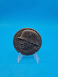 Fotoalbum Auflage Wehrmacht Soldatenkopf mit Stahlhelm Metall 5x5cm. 4 Splinte